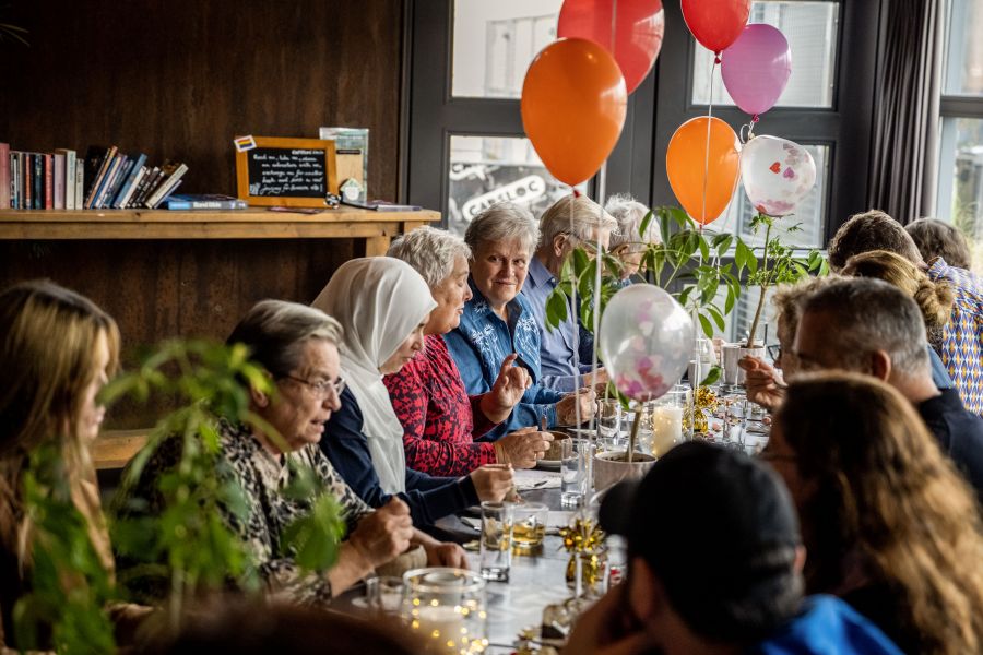 Capelse mantelzorgers worden verwend met een lekkere lunch